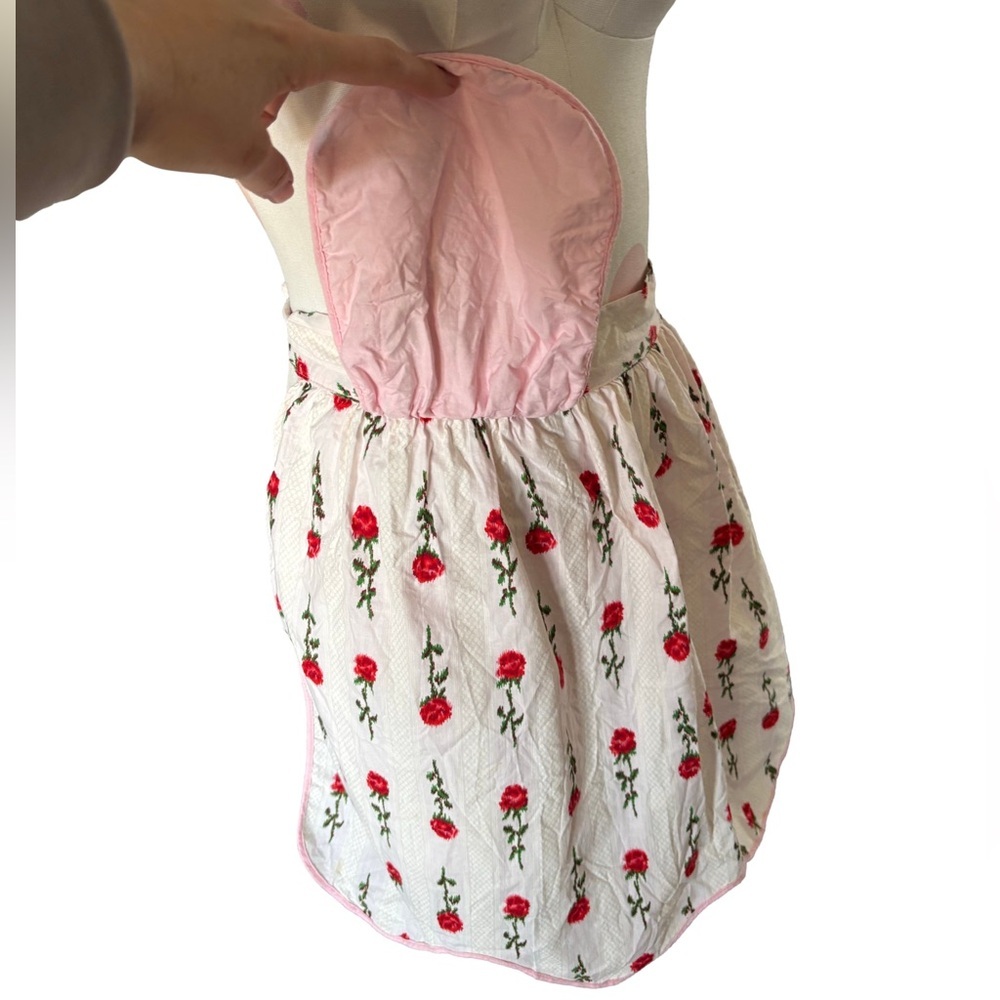 Vintage handmade Cottagecore Romantic Floral Apron – Pink Red Rose Print - Picture 7 of 9